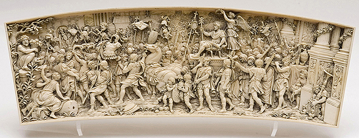 Plaqueta de marfil con escena del desfile triunfal de Constantino. Museo de Navarra