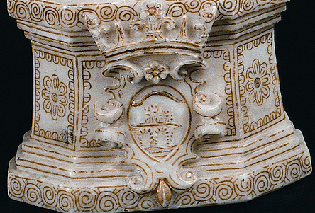 Pedestal de la copia anónima de la Madonna di Trapani. Museo de Navarra. Foto: Larrión y Pimoulier.