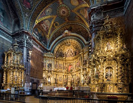 El interior de la iglesia se fue barroquizando desde mediados del siglo XVII. A Juan Ángel Nagusia se le encargaron los retablos colaterales en 1718