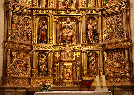 El programa iconográfico del retablo mayor relata la historia de la redención
