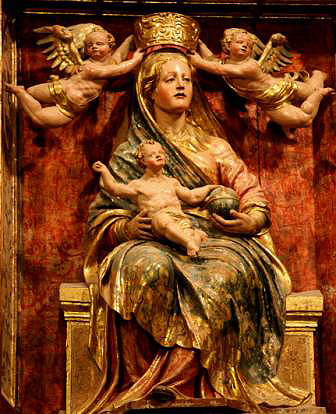 Preside el segundo cuerpo la elegante imagen de la Virgen  que actúa como intercesora entre los hombres y Cristo