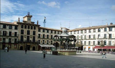 La plaza de los Fueros de Tudela es el ejemplo más sobresaliente de plaza mayor barroca en Navarra