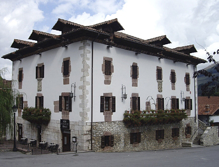 La casa Calzada de Almandoz se levantó en 1751  merced al dinero remitido desde La Habana por el brigadier Juan Bautista Echeverría 