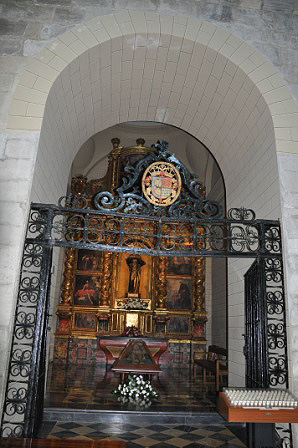 Capilla de la familia Egüés, cuyo emblema fue colocado en la reja y el retablo 