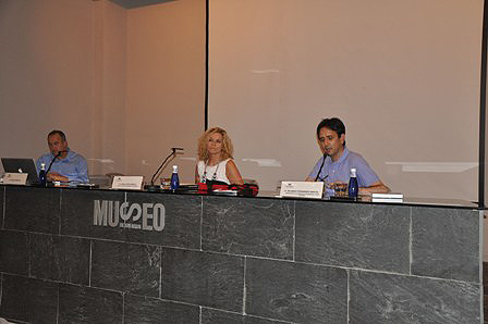 La apertura del curso de verano "Acercar el Patrimonio. Fotografía en Navarra. Fondos y colecciones" contó con la presencia de doña Rosa López Garnica, Directora del Servicio de Universidades y Formación Permanente del Departamento de Educación del Gobierno de Navarra, don Carlos Cánovas, fotógrafo y don Ricardo Fernández Garcia, Director de la Cátedra de Patrimonio y Arte Navarro de la Universidad de Navarra.