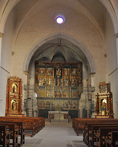 Iglesia de San Saturnino de Artajona. Vista del interior desde la nave hacia la cabecera. 