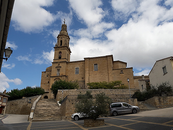 La torre barroca imprime un carácter señorial a la parroquia de San Miguel