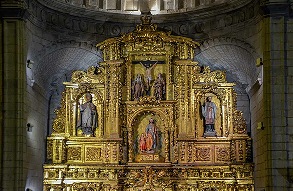 Segundo cuerpo y remate del retablo mayor de Larraga, por Fermín de Larrainzar, 1696-99. Foto I. Yoldi