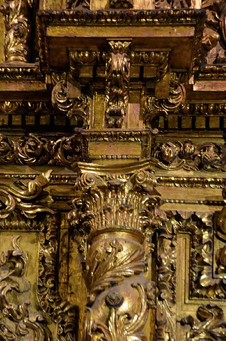 Columna y entablamento del retablo mayor de Larraga, por Fermín de Larrainzar, 1696-99. Foto I. Yoldi