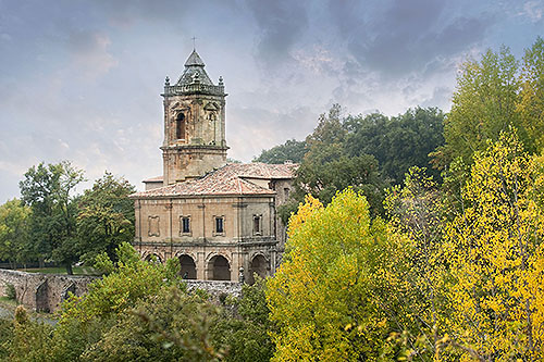 Vista de la cabecera y torre del santuario de Codés