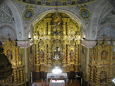 Azcona. Basílica de Nuestra Señora de Mendigaña. Interior y retablo mayor. Foto: J. J. Azanza.
