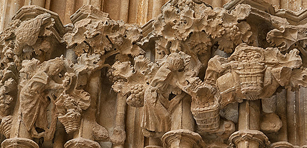 Escena de vendimia  en  la portada gótica de Ujué, tercer cuarto del siglo XIV