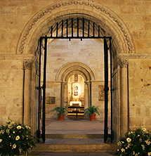 Acceso al interior del templo