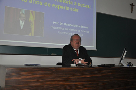 El Seminario del profesor Ramón Serrera tuvo lugar en el Aula 31 del Edificio Central de la Universidad de Navarra