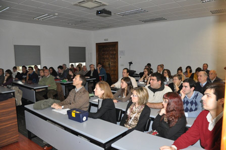 El Seminario del profesor Ramón Serrera tuvo lugar en el Aula 31 del Edificio Central de la Universidad de Navarra