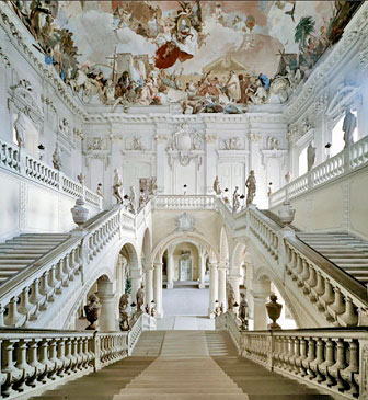 El gusto por la escenografía y la teatralidad  se pone de manifiesto en las grandes escaleras imperiales. Palacio de Wuzburgo
