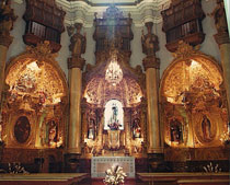 Triunfo del barroco castizo en el interior: yeserías, tribunas y retablos