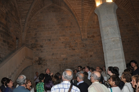 Javier Aizpún junto a uno de los grupos que accedió al interior de la cripta de la Capilla Barbazana