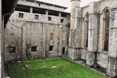 Confluencia del palacio episcopal románico y del refectorio gótico de la catedral de Pamplona.