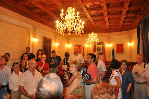 El alcalde de Corella, don José Javier Navarro, clausurando el curso de verano en el Salón de Plenos del Ayuntamiento.