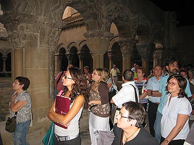 Dos momentos de la visita al claustro de la catedral de Tudela