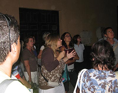 Dos momentos de la visita al claustro de la catedral de Tudela