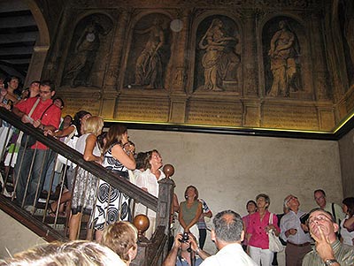 Un momento de la visita al Palacio de Magallón