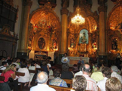 Dos momentos de la visita a los conventos tudelanos