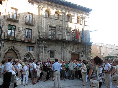 La visita a la ciudad de Estella, a cargo de Román Felones, comenzó en la Plaza de Martín