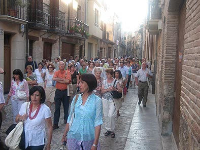 Dos momentos de la visita a la ciudad, recorriendo la calle de la Rúa y atravesando la ciudad por el puente de la Cárcel