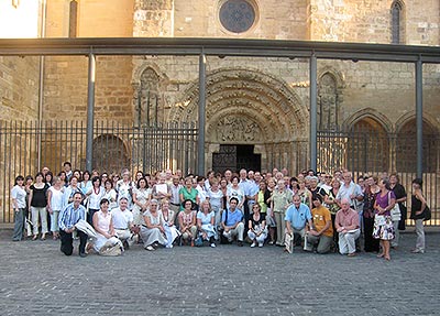Los asistentes al curso junto a la portada románica de la iglesia de San Miguel de Estella