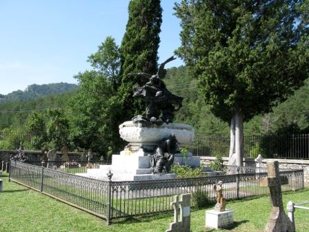Mausoleo de Julián Gayarre en el cementerio de Roncal