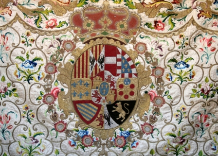Frontal de altar con las armas de la monarquía hispánica