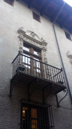 Los balcones están enmarcados por escenas mitológicas, que hacen del edificio una arquitectura "parlante"