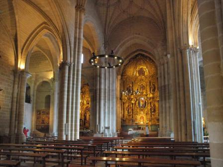 El interior medieval está presidido por un retablo barroco que se mantuvo en su lugar tras la restauración del templo