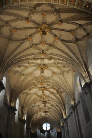 Bóvedas de crucería estrellada de la iglesia abacial, de mediados del siglo XVI, con el escudo del arzobispo Hernando de Aragón. 
