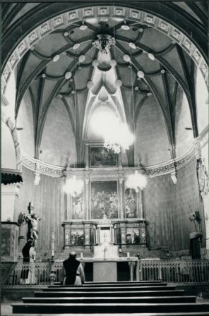 Vista de la cabecera de la iglesia con el retablo mayor renacentista de Jerónimo Vicente Vallejo Cosida, anterior a la reforma de 1970