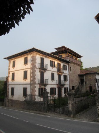 El palacio Jauregia de Irurita ejemplifica con su arquitectura, en la que se fusiona una torre bajomedieval con una ampliación dieciochesca, el matrimonio de la propietaria del palacio con un baztanés regresado de América avanzado el Siglo de las Luces