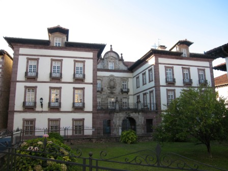 Arizkunenea fue levantada en la década de 1740, junto al cercano palacio Arozarena, a instancias de Miguel de Arizcun, marqués de Iturbieta, que emigró a Madrid