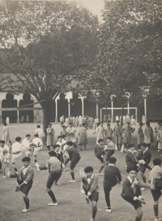 Alumnos del colegio de Lekaroz bailando. 1910
