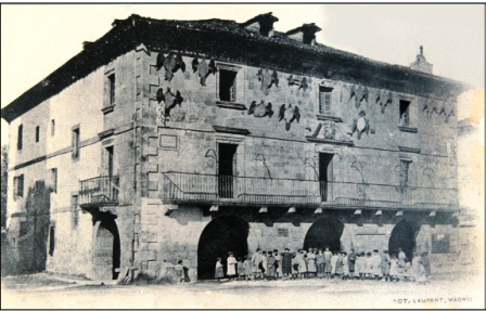 Casa consistorial de Baztán, de Laurent.  Los vítores de la fachada proclaman la grandeza de sus vecinos. 