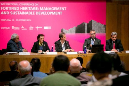 Mesa redonda del Congreso Internacional sobre Patrimonio Fortificado: Gestión y Desarrollo Sostenible, celebrado en Pamplona en octubre de 2014 Joao Campos, María Cruz, Víctor Echarri (moderador), Fernando Cobos y Salvador Moreno