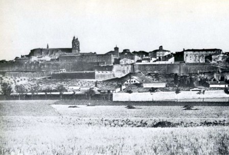 Vista general de Pamplona con el convento desaparecido de carmelitas calzados. C. 1880