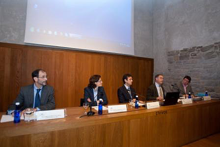 En la mesa redonda participaron D. Carlos Erce, director general de Turismo y Comercio del Gobierno de Navarra, Dña. Mónica Herrero, decana de la Facultad de Comunicación de la Universidad de Navarra, D. Ricardo Fernández Gracia, director de la Cátedra de Patrimonio y Arte navarro, D. Román Felones, presidente del Consejo Social de la UPNA, y D. Fernando Hernández, redactor jefe de Diario2 de Diario de Navarra