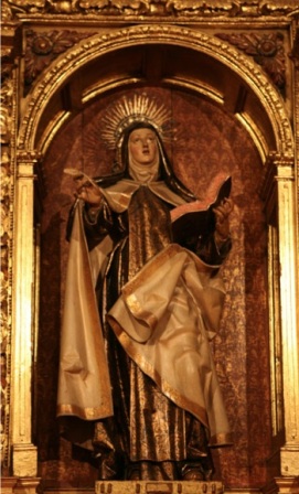La imagen que preside el retablo de Santa Teresa en el convento de carmelitas descalzos de Pamplona sigue los modelos que popularizó Gregorio Fernández