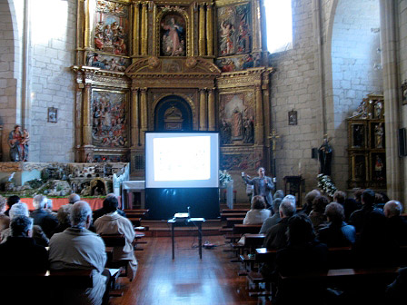 La conferencia se desarrolló en la parroquia de Villatuerta