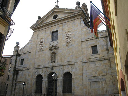 Fachada de la iglesia del convento de Carmelitas Descalzos de Pamplona 