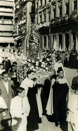 Procesión de la Virgen de las Maravillas a su paso por la pamplonesa plaza del Castillo. 1946 (Convento de agustinas recoletas)