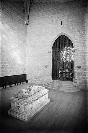 Roncesvalles. Sepulcro del rey Sancho el Fuerte en la capilla de San Agustín.