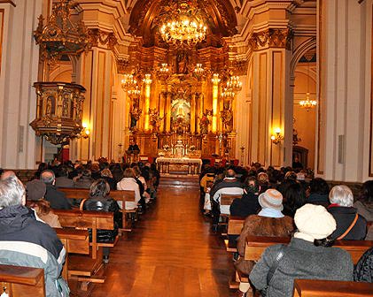 La visita a la parroquia de San Saturnino comenzó en la capilla de la Virgen del Camino.